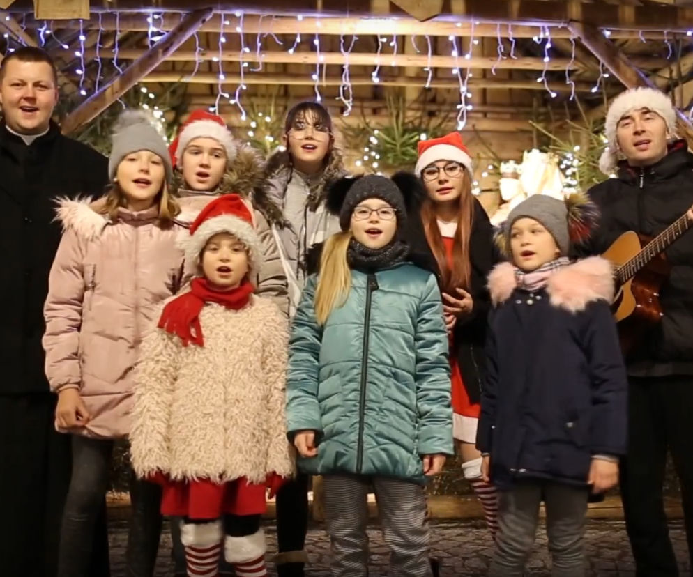 Elblążanie zaśpiewali kolędę Wśród Nocnej Ciszy