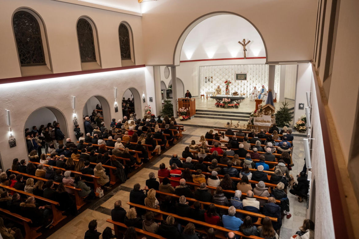 Szwajcaria. Śmiertelny pożar w kurorcie Crans-Montana. Ludzie modlą się za zmarłych i przynoszą kwiaty [ZDJĘCIA].