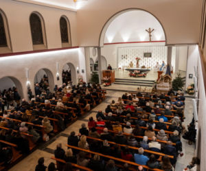 Szwajcaria. Śmiertelny pożar w kurorcie Crans-Montana. Ludzie modlą się za zmarłych i przynoszą kwiaty [ZDJĘCIA].