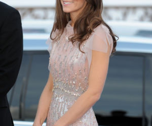 Księżna Catherine (Kate Middleton) w sukience projektu Jenny Packham i butach marki L.K. Bennett