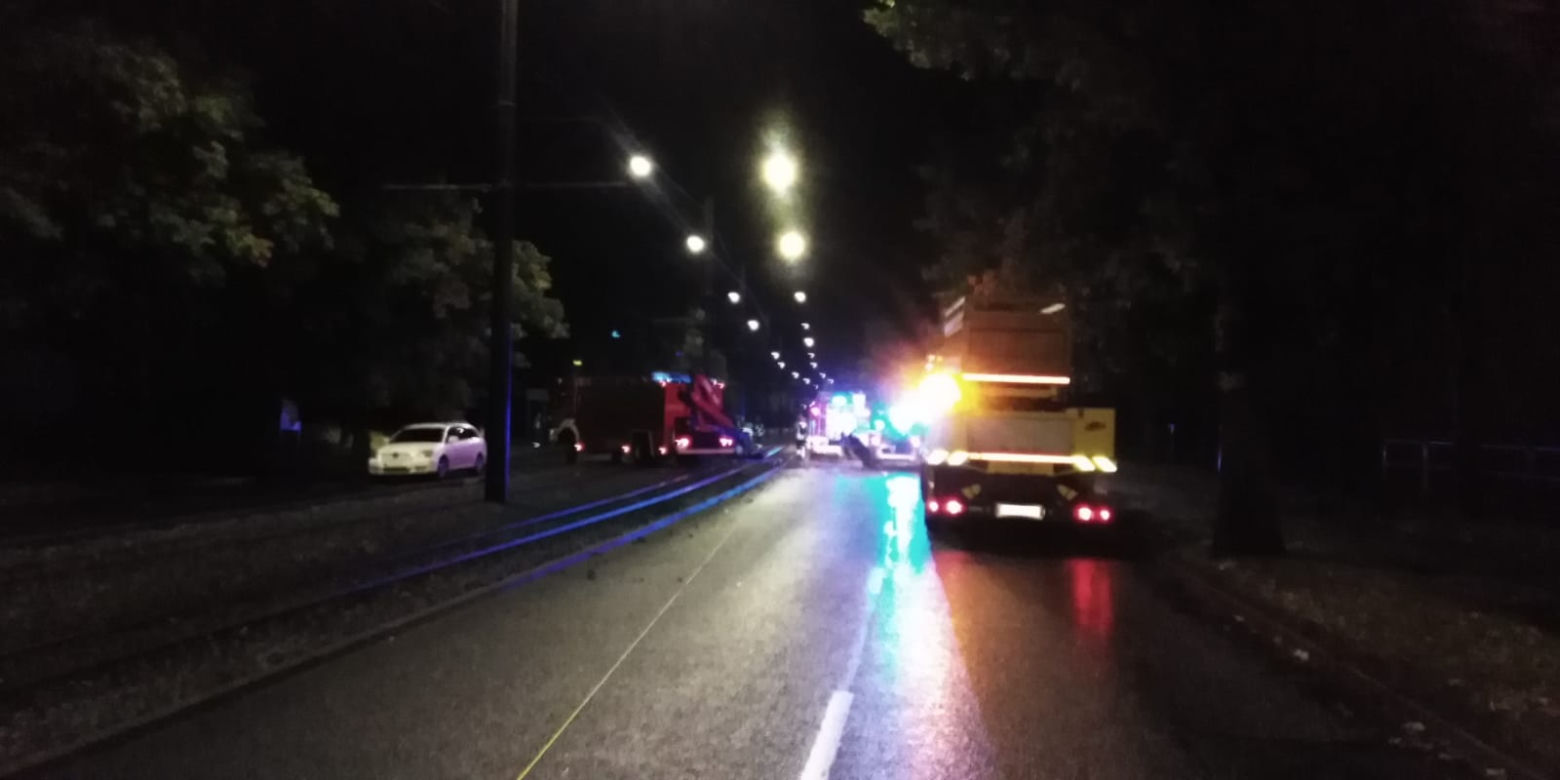 Tragedia w Toruniu. Kierowca UDERZYŁ W SŁUP TRAKCJI