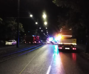 Tragedia w Toruniu. Kierowca UDERZYŁ W SŁUP TRAKCJI