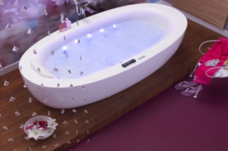 Wybieramy wannę do łazienki. Wanna z hydromasażem i tradycyjna
