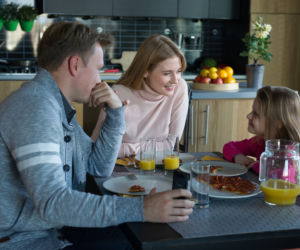 Na Wspólnej, Elżbieta (Paulina Chapko), Igor (Jakub Wesołowski), Julka (Maja Oświecińska)