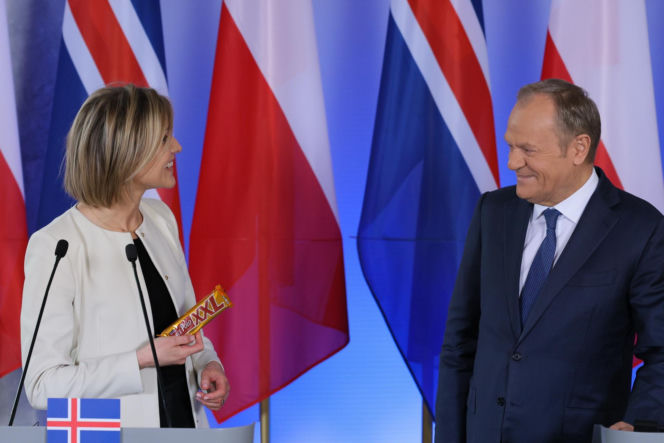 Tusk wyciągnął z marynarki prezent dla premier Islandii. "Mój ojciec je uwielbia"