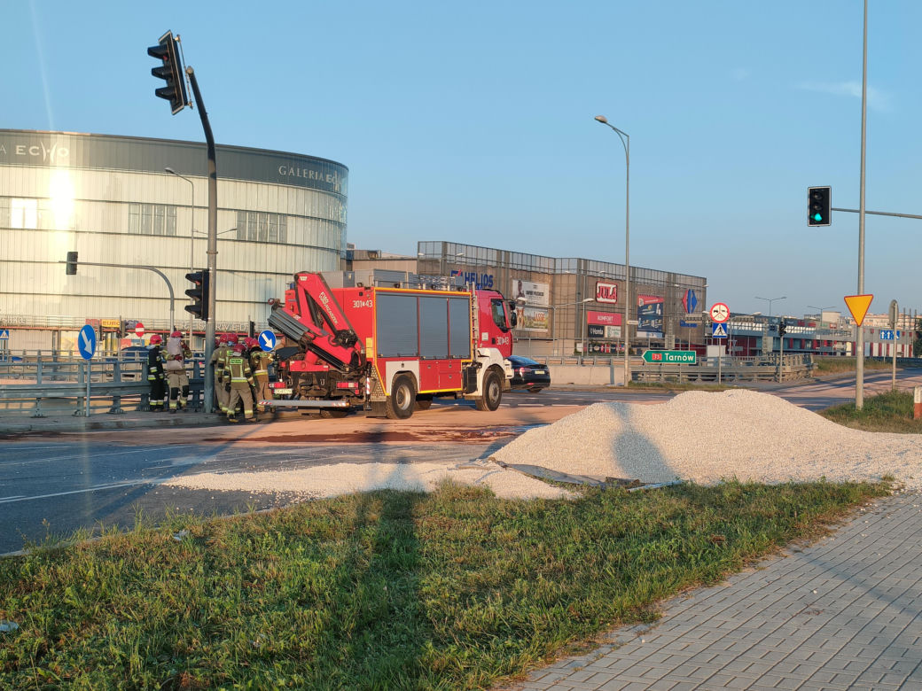 Przewrócona ciężarówka w Kielcach