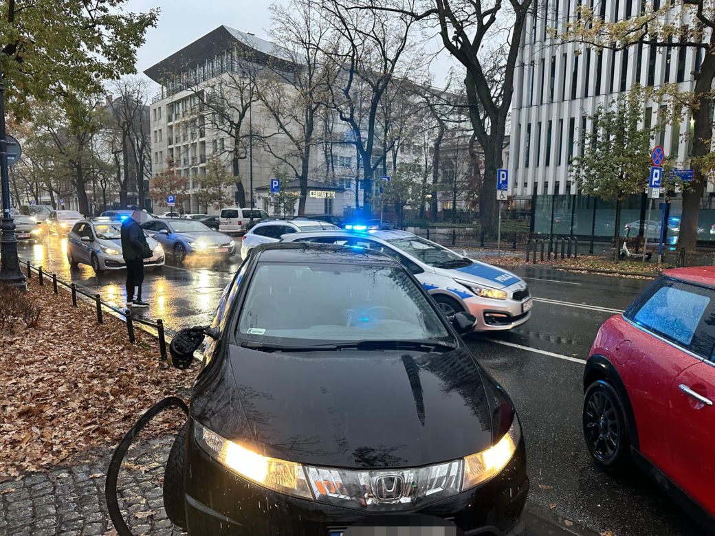 Niecodzienna kolizja w Śródmieściu. Pijana zgłosiła pijanego, oboje zostali zatrzymani