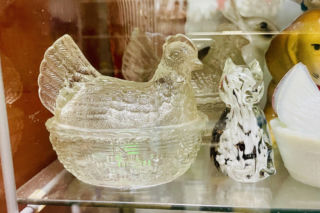 Nigdy nie uchodziła za arcydzieło polskiego dizajnu, a kolekcjonerzy i tak za nią szaleją. Jej wysokość szklana kura