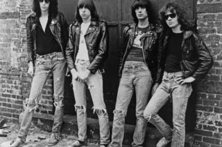 Mieli dość rockowych popisów. The Ramones pokazali, że do rewolucji wystarczą trzy akordy