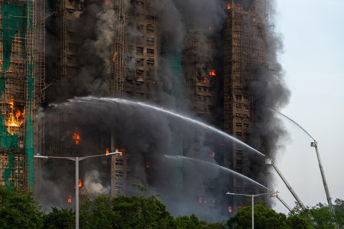Hongkong/ Co najmniej cztery osoby zginęły w pożarze remontowanych wysokościowców