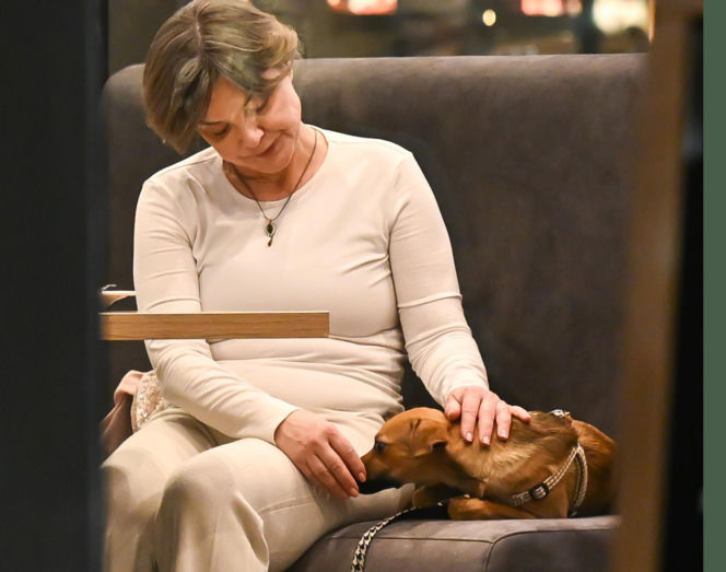 Monika Richardson z dzieckiem i pieskiem