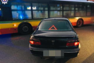 Komedia porażek. Pijany holował pijanego, a ten uderzył w autobus