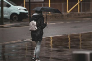 Ulewne deszcze zostaną na dłużej! Jesień przywita nas szarymi barwami