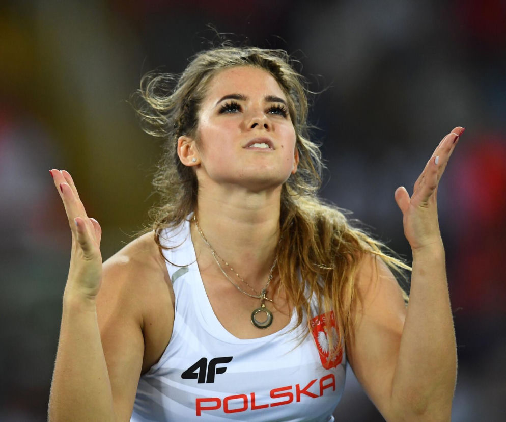 Oszczepniczka Maria Andrejczyk wznosi ręce i spogląda w górę. O jej wakacyjnych zdjęciach w bikini przeczytasz na SE.
