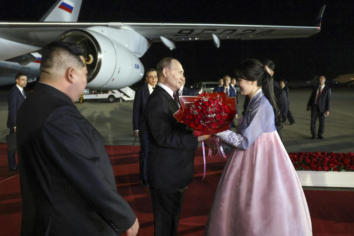 Putin w objęciach Kim Dzong Una! "Przyjacielska pogawędka"
