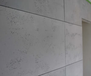 Beton architektoniczny - płyty betonowe na ścianie LUXUM