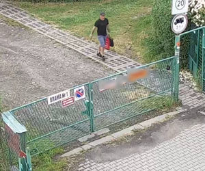 Katowice: Włamał się do samochodu i ukradł dwa laptopy. Rozpoznajesz go? Daj znać policji [ZDJĘCIA]