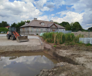 Zabytkowy dwór w Nowych Iganiach coraz piękniejszy. Zmienia się także jego otoczenie
