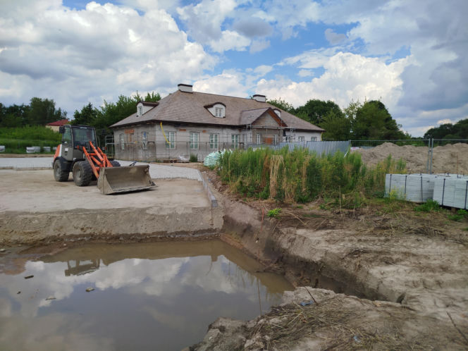 Zabytkowy dwór w Nowych Iganiach coraz piękniejszy. Zmienia się także jego otoczenie