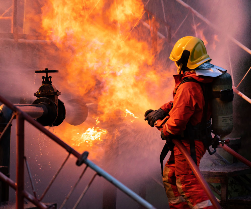 Pożar w fabryce w Nowym Dworze Mazowieckim! Zapalił się pojemnik z chemikaliami, 300 osób ewakuowanych