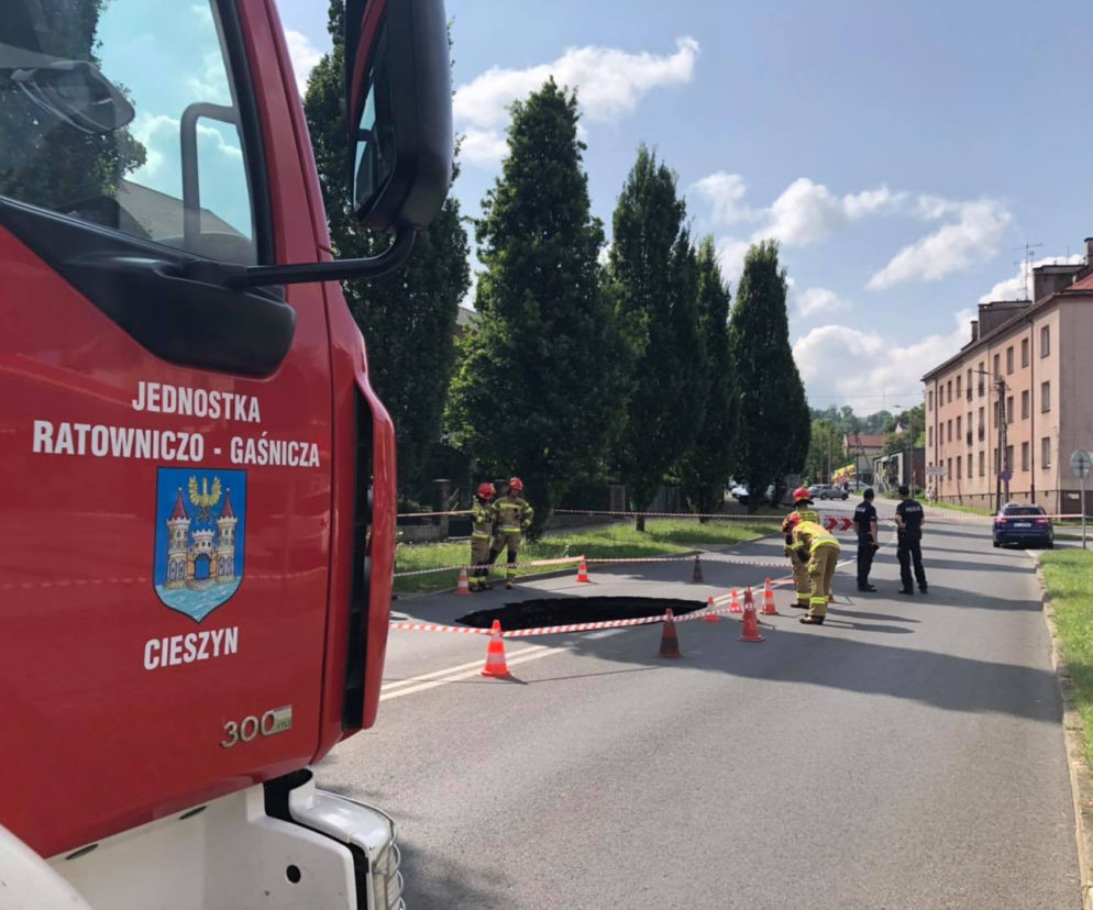 Cieszyn. Zapadł się fragment ulicy Kolejowej. Ogromna dziura!