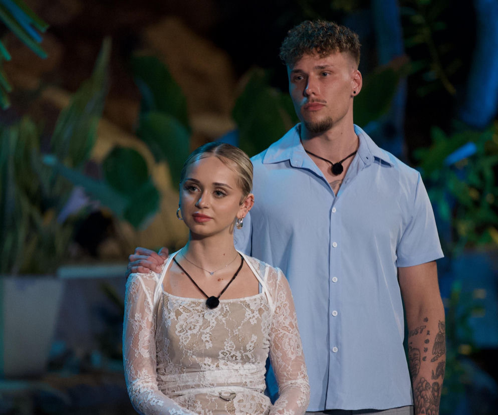 Nadia i Filip z Hotelu Paradise siedzą obok siebie w wieczorowej scenerii. O ich kłótni przeczytasz na Eska2.