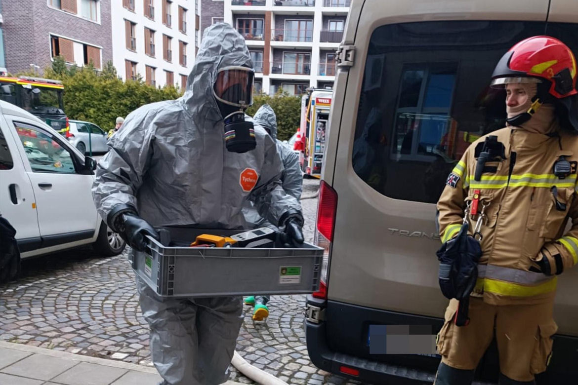 Dziwny incydent w szkole na Mokotowie. Rozgrzana do 400 st. C substancja i pilna ewakuacja szkoły