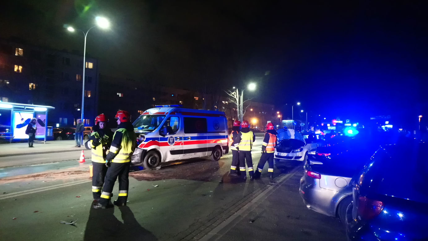 Poważny wypadek w Nowej Hucie. Karetka jadąca na sygnale zderzyła się z samochodem