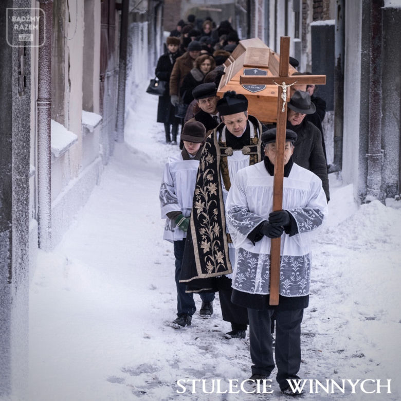 Stulecie Winnych 4 odc. 46. Ksiądz Ignacy (Lesław Żurek), pogrzeb Andzi i Stanisława