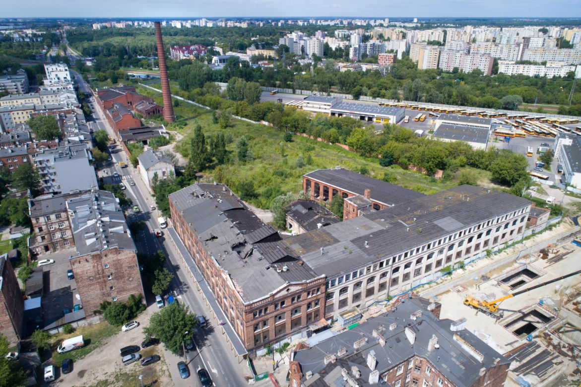 Widok od strony metra Szwedzka w 2017