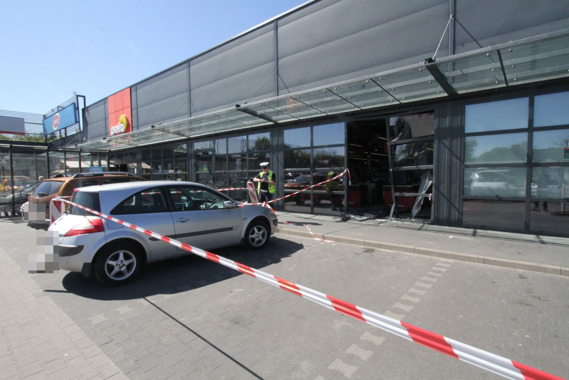 Pijana kobieta wjechała samochodem do sklepu