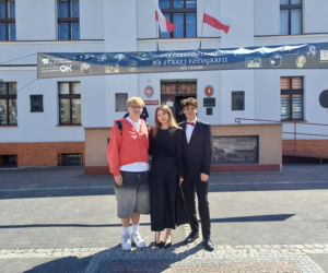 Polonez maturzystów z I LO na rynku w Ostrzeszowie