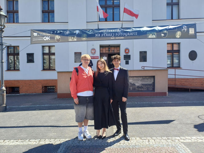 Polonez maturzystów z I LO na rynku w Ostrzeszowie