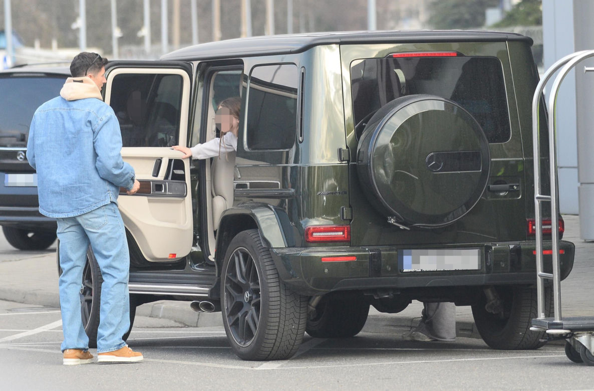 Robert Lewandowski z rodziną na lotnisku