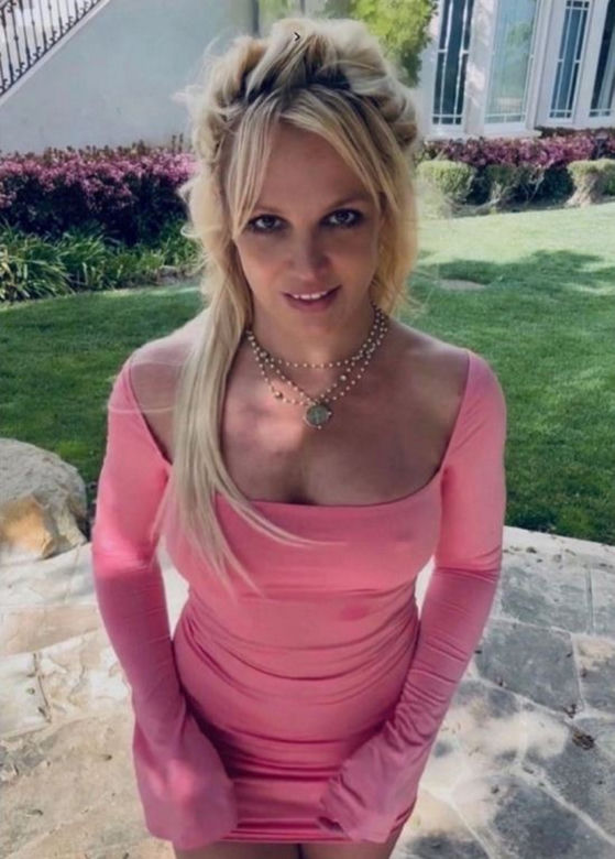 Britney Spears chwali się, że utyła. "Przynajmniej mam tyłek". Wije się po podłodze i tańczy z psami