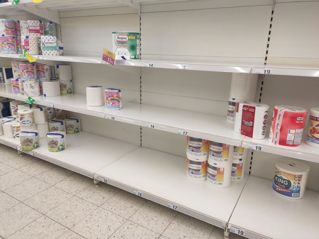 Puste półki w sklepach w Rzeszowie. Szał zakupów [NOWE ZDJĘCIA]