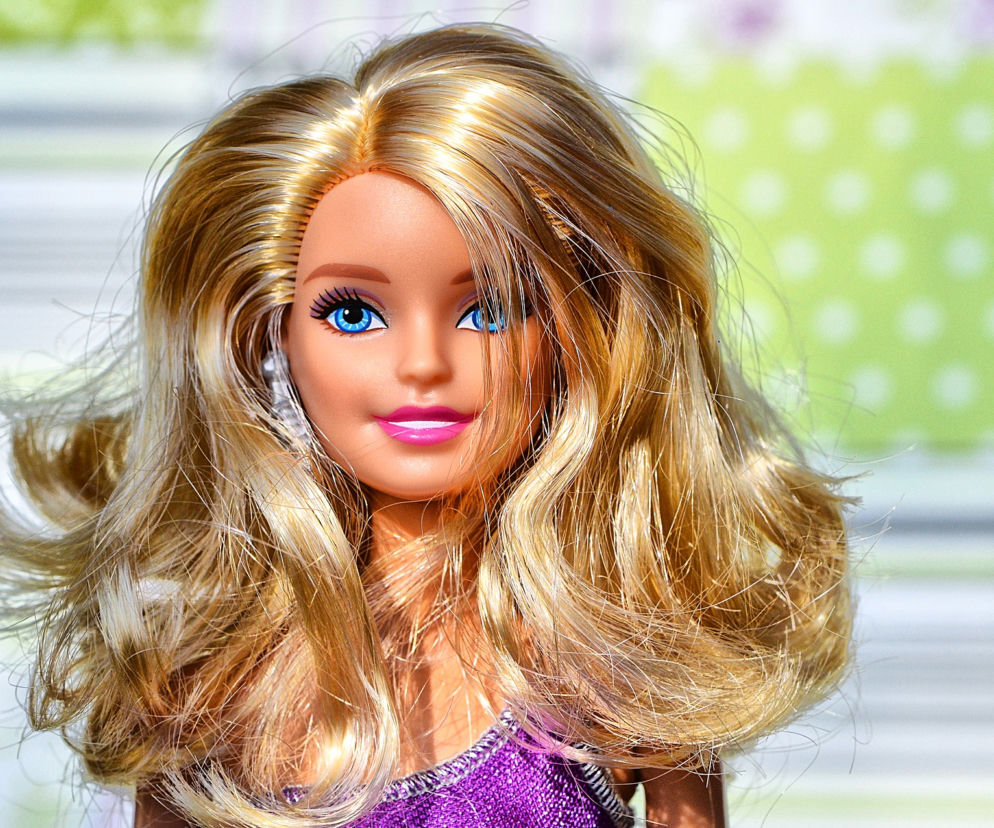 Lalka Barbie zmieniająca kolor