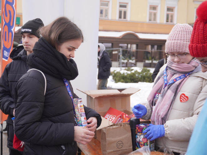 34. Finał WOŚP. Dziennikarze Radia ESKA rozgrzewają Tarnów pysznym żurkiem!