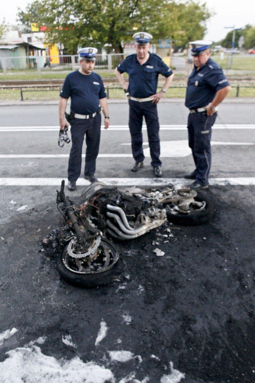 Motocykl spłonął na ulicy Broniewskiego w Warszawie