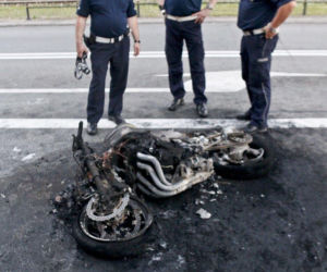 Motocykl spłonął na ulicy Broniewskiego w Warszawie