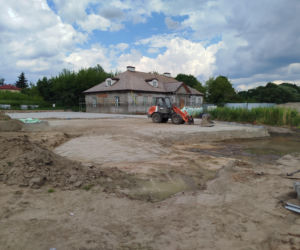 Zabytkowy dwór w Nowych Iganiach coraz piękniejszy. Zmienia się także jego otoczenie