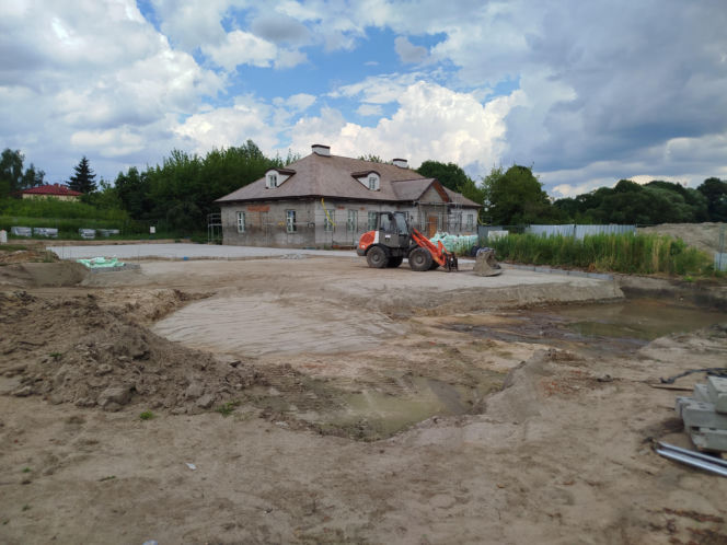 Zabytkowy dwór w Nowych Iganiach coraz piękniejszy. Zmienia się także jego otoczenie