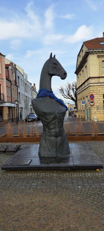 Tak prezentuje się pomnik Seksownego Konia z Konina
