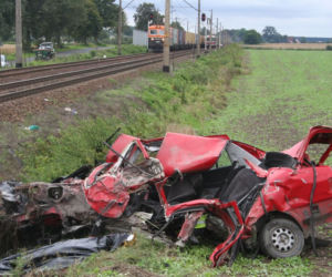 Trzebień: Tragedia na przejeździe kolejowym. Kierowca nie żyje (FOTO!)