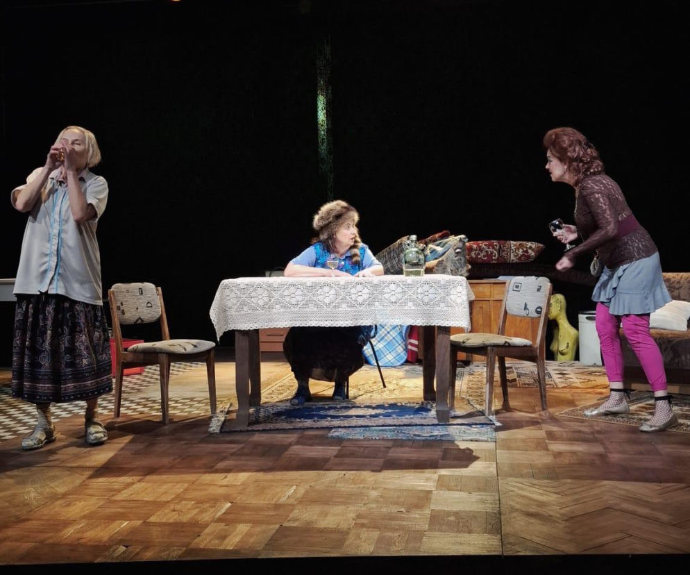 Trzy aktorki spektaklu Prezydentki na scenie teatru w Kaliszu. O premierze dramy przeczytasz na Eska Kalisz.