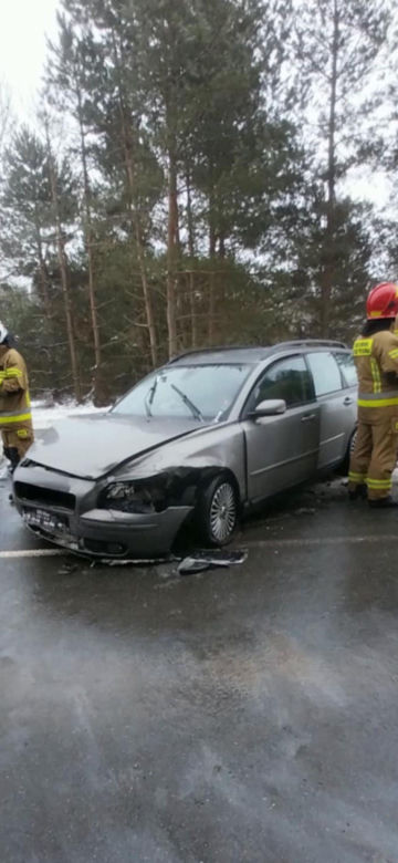 Wypadek na DW803, cztery osoby ranne