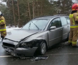 Wypadek na DW803, cztery osoby ranne