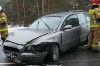 Wypadek na DW803, cztery osoby ranne