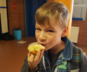 Małe, sprężyste, nadziewane i lukrowane. Trwa charytatywna akcja Pączki do rączki