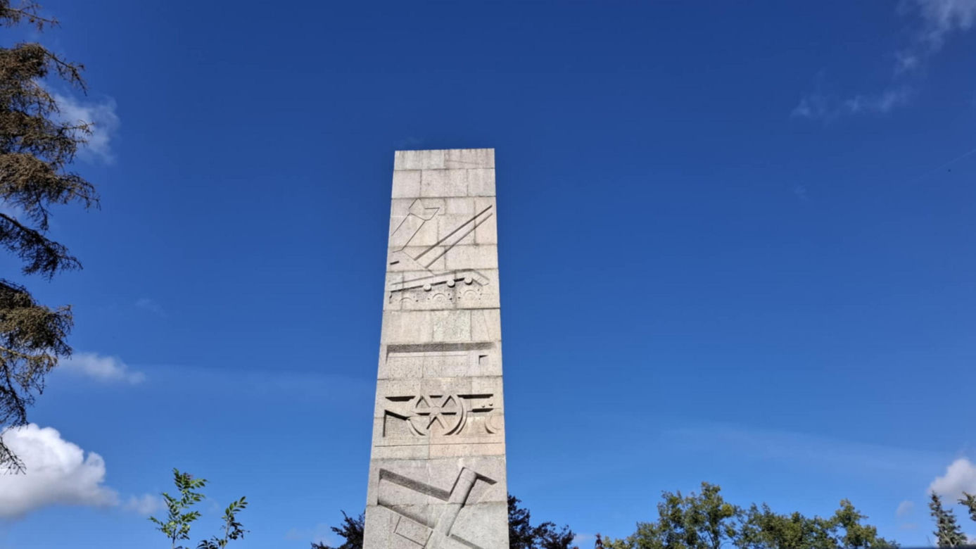 "Szubienice" w Olsztynie znów zniszczone. Sprawcy powinni wstydzić się za wandalizm i... ortografię!